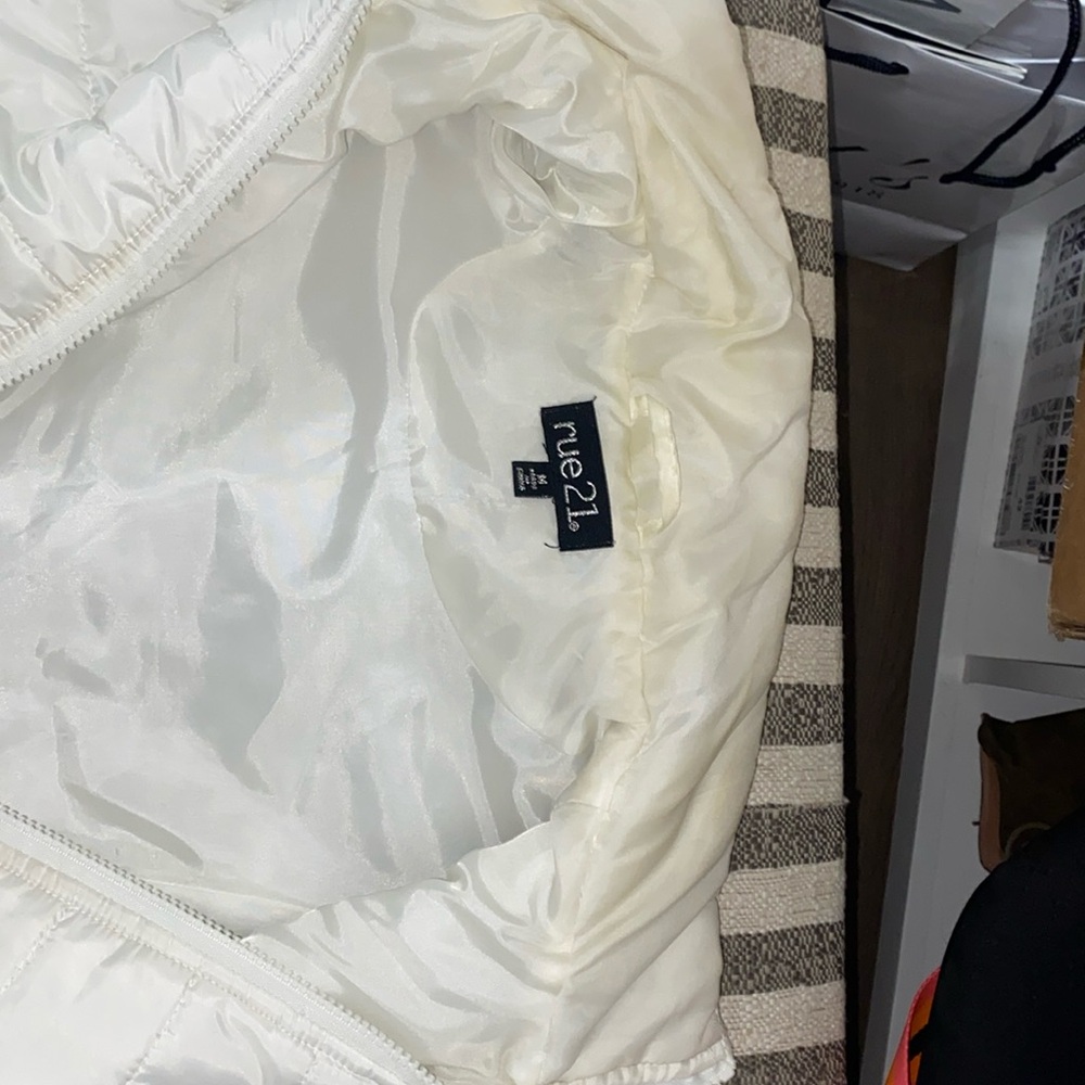 White puffer vest - Picture 5 of 6